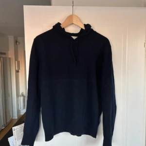 Kashmir hoodie - Mörkblå kashmir hoodie från Sayless. Använd 2 gånger, är som ny. Storlek M. Nypris 1000kr.