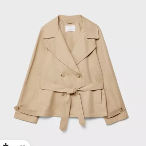 Beige trenchcoat  - Så snygg trenchcoat, den är superbra skick💕💕💕💕skriv för egna bilder, storlek l men passar mig som vanligtvis har s