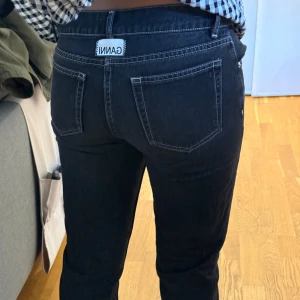 Ganni jeans - Önskar sååå jag kunde ge dessa jeans rättvisa, men då de är försmå så visar inte riktigt bilderna hur fina de är. Raka jeans med slits, Ganni etiketten finns bak, storlek 27/34. Jag är 168/170 lång. Skicket är bra men de är urtvättade som man ser på bild 5. Jeansen är egentligen raka i modellen. 