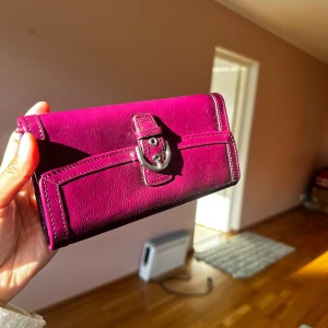 Coach clutch  - Väldigt fin, men insidan hade börjat flagna lite