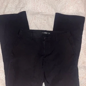 Svarta kostymbyxor från Bik Bok - Säljer ett par klassiska svarta kostymbyxor från Bik Bok. Byxorna är lågmidjade och väldigt små i storleken så skulle säga att dessa är mer 38. Perfekta till både vardagliga och mer uppklädda tillfällen.