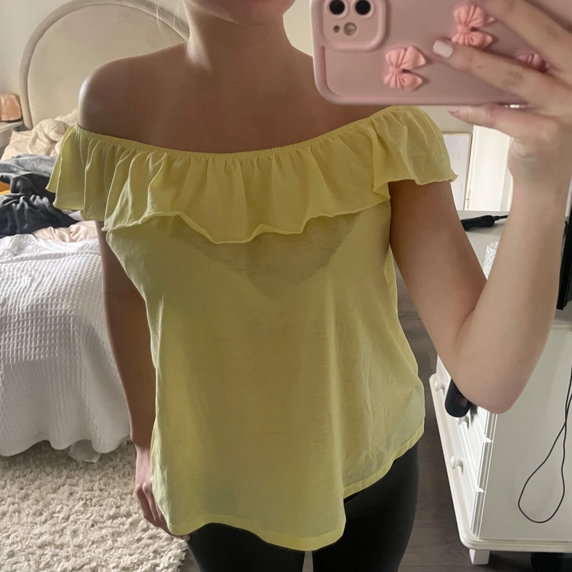 Gul offshoulder topp med volang