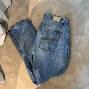 Nudie jeans  - Nudie jeans, najs färg till sommaren skick 7/10 fräscha allmänt bara lite slitet längst ner på benet 