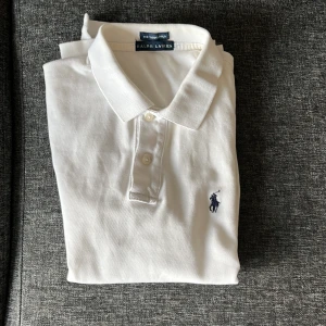 Vit pikétröja från Ralph Lauren - Vit Ralp lauren pike säljes. Storlek S inga märken på den eller sånt. Pris 399