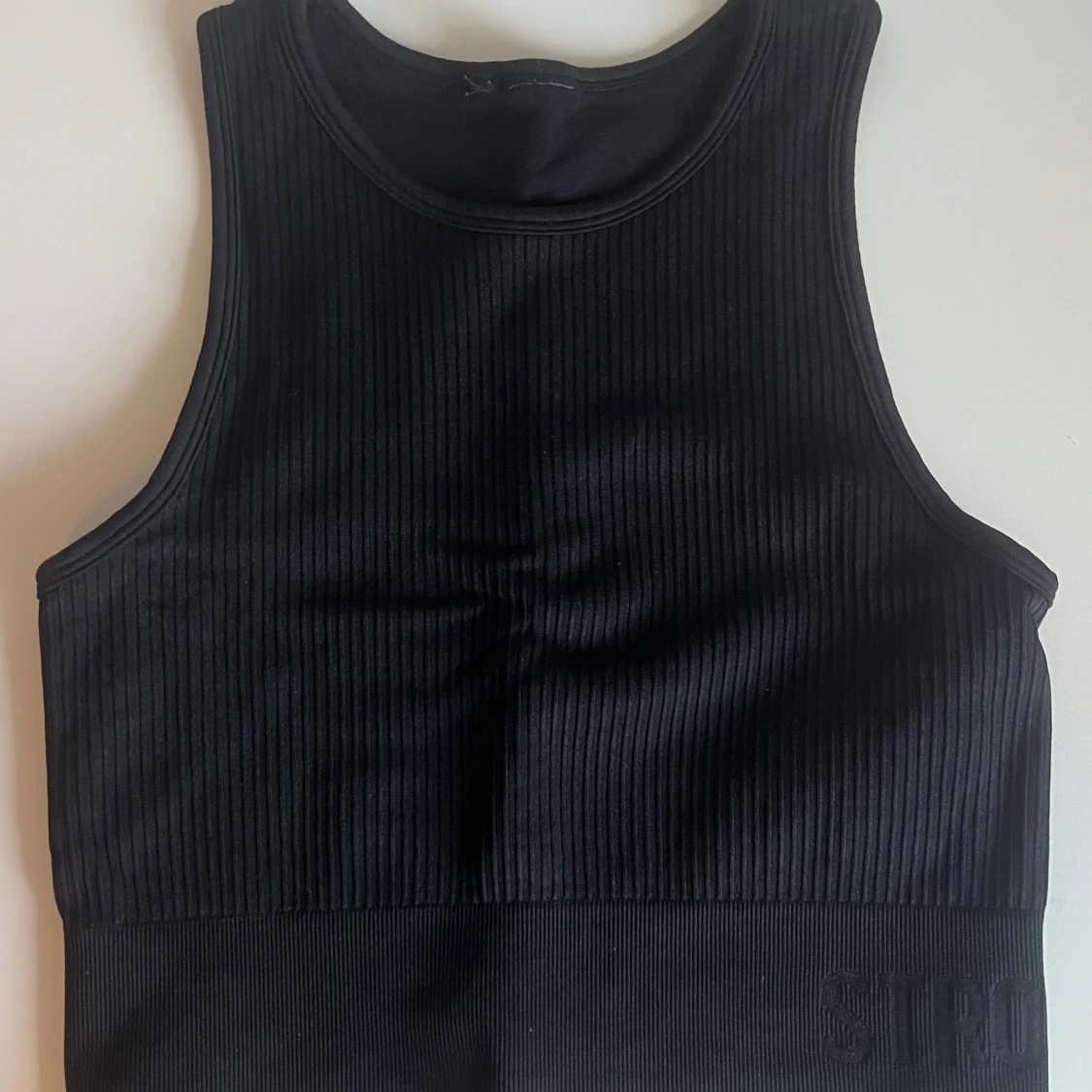 Svart ribbad träningsstopp från Stronger