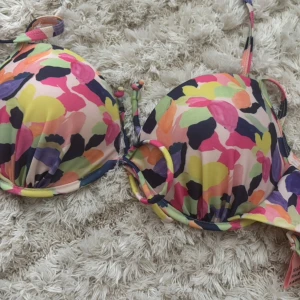 detaljerad bikini - superfin multi-färgad bikini, skulle säga att toppen är en 75B