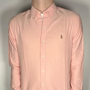 Ralph lauren skjorta - En riktig snygg och trendig Ralph lauren skjorta i fint skick, storlek M, slimfit, vid frågor är de bara att skriva // Gramenti 