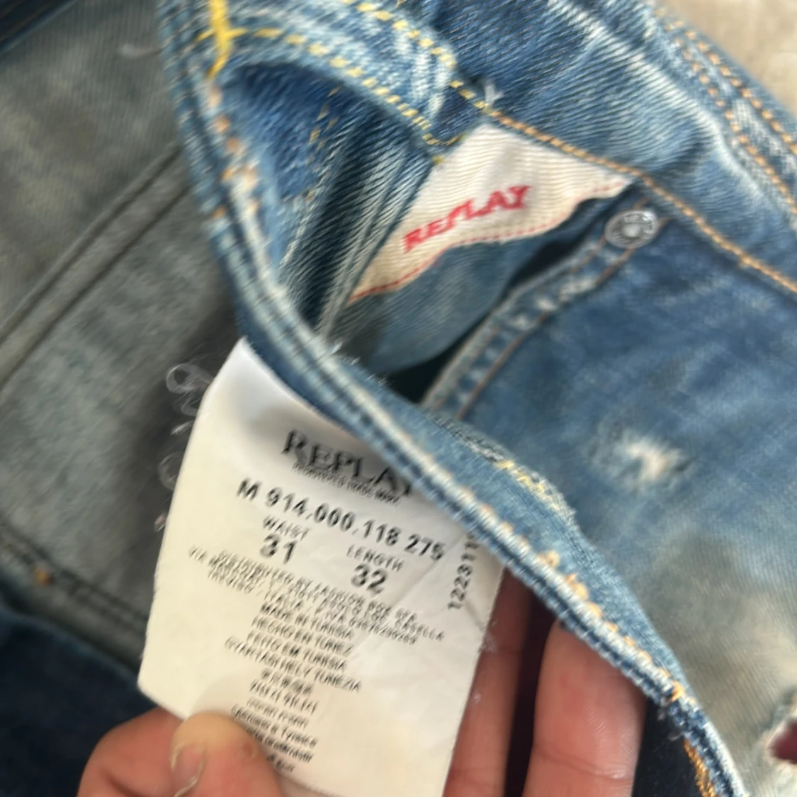 Blå slitna jeans från Replay - 2