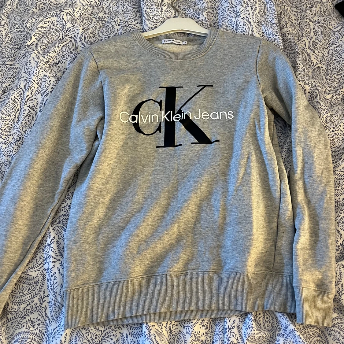 Grå kofta från Calvin Klein 