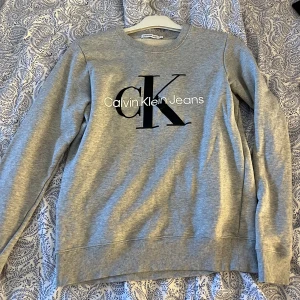 Grå kofta från Calvin Klein  - grå kofta från calvin klein, passar S och Xs