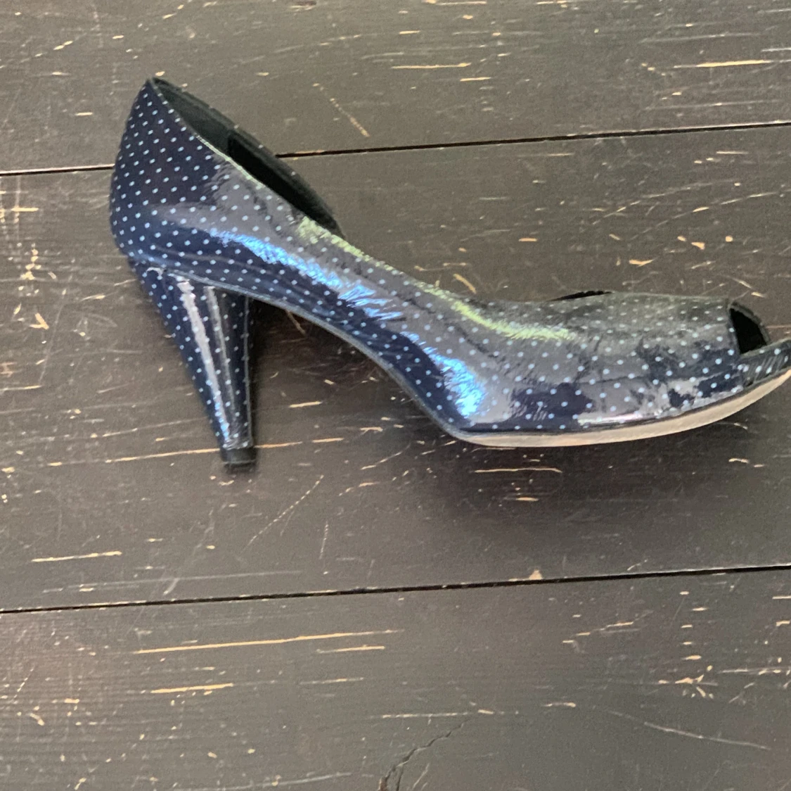 Blå prickiga pumps från Novita