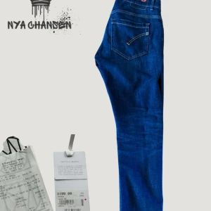 Dondup George  - Skick 10/10. Inga tecken på användning alls, köptes för några månadersen men använda endast 1 gång. Kvitto, tag och påse medföljer! Storlek W33 men sitter som w31/32!          Få ett flätat bälte på köpet!