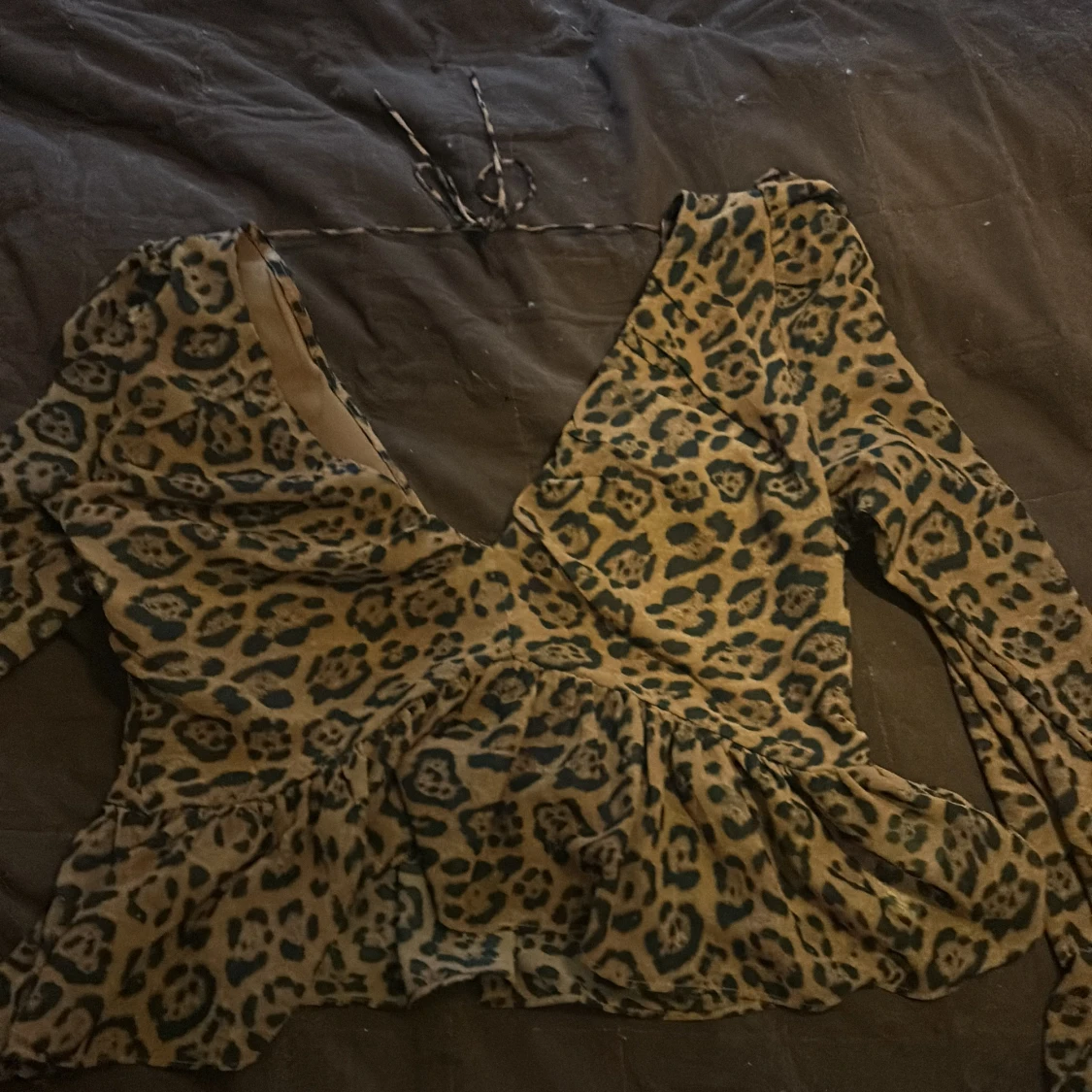 Leopardmönstrad blus med volang från H&M
