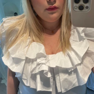 Volang body från Zara! - Jätte fin eftertraktad vit volang body från Zara! Storlek L men passar mindre också!! Passar så fint nu till sommarn!!💕💕😊