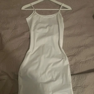 Vit tight klänning - Säljer en enkel vit klänning. Perfekt för sommarens alla tillfällen. 