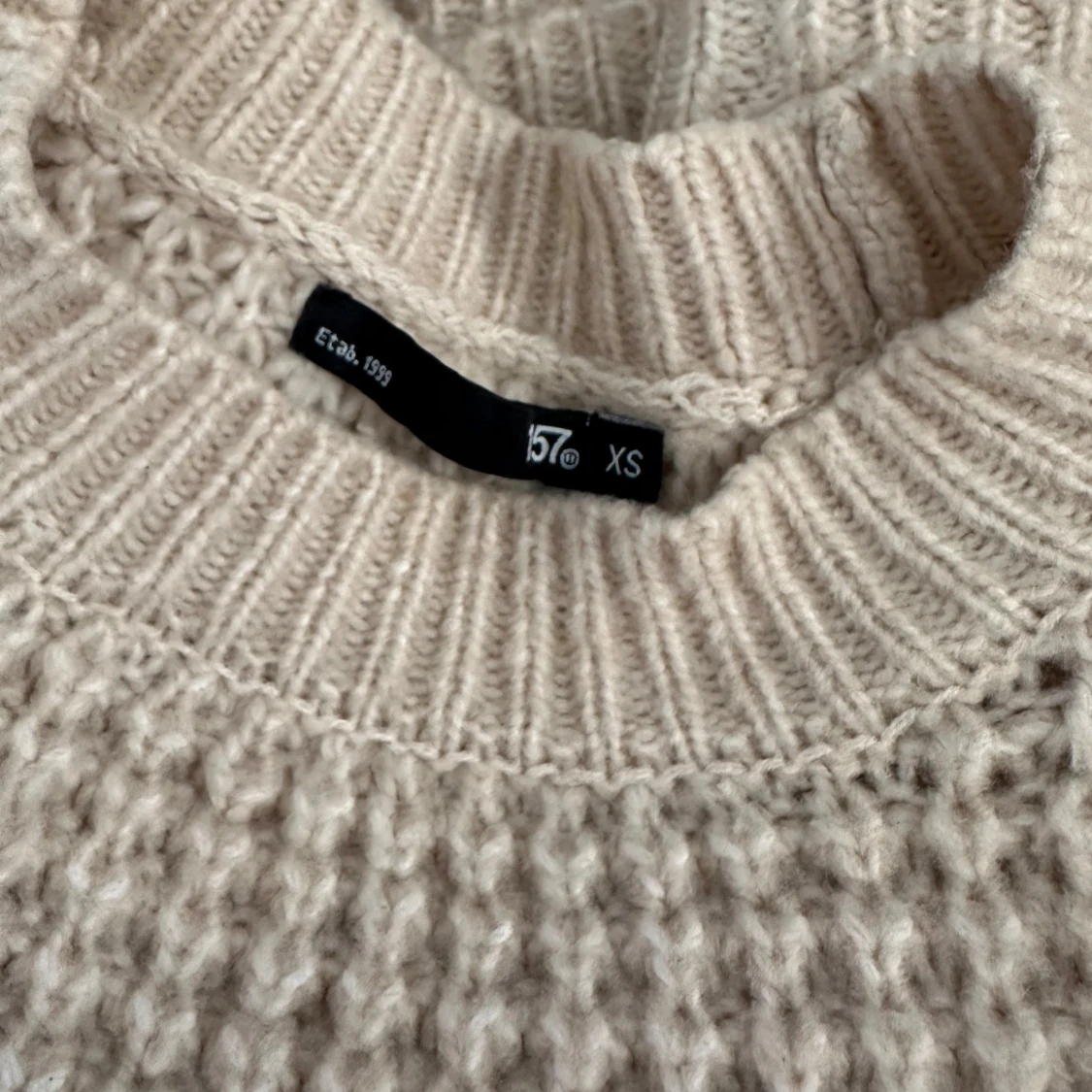 Beige stickad tröja från 157 - 1