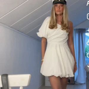 Studentklänning one shoulder - Superfin studentklänning från H&M som endast är använd en gång!🤍 storlek 38 men passar även storlek 36