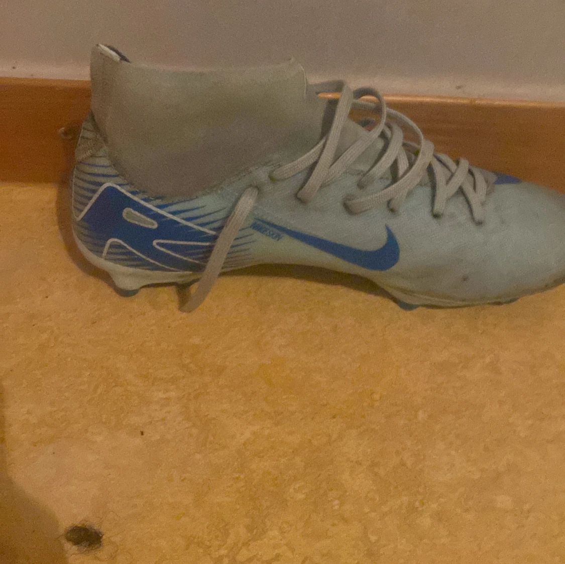 Nike fotbollsskor med blå detaljer - 1