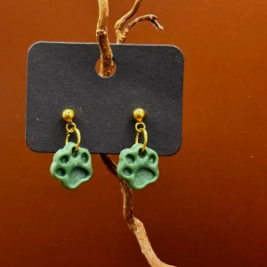 Handgjorda örhängen med tassar - Unika handgjorda örhängen i polymerlera, allergivänliga. 🔸Design: I HEAR A SYMPHONY🔸