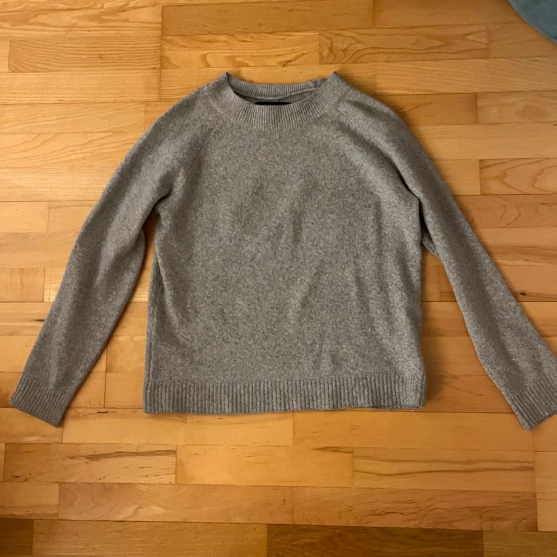 Grå stickad tröja - 2