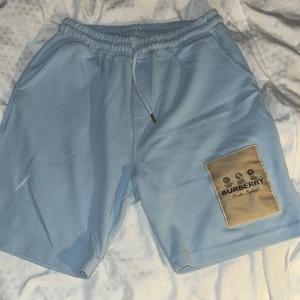 Burberry London England - Ett par fina och sköna berberry shorts in för sommaren. Har använt dem endast 3-4 gånger så de är i mycket bra skick, finns en  vit fläck på shortsen men den syns inte så bra. Storlek S men passar även M
