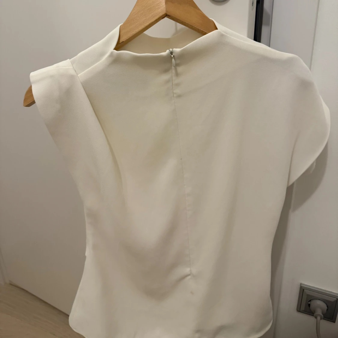 Vit blus med knytdetalj - 2