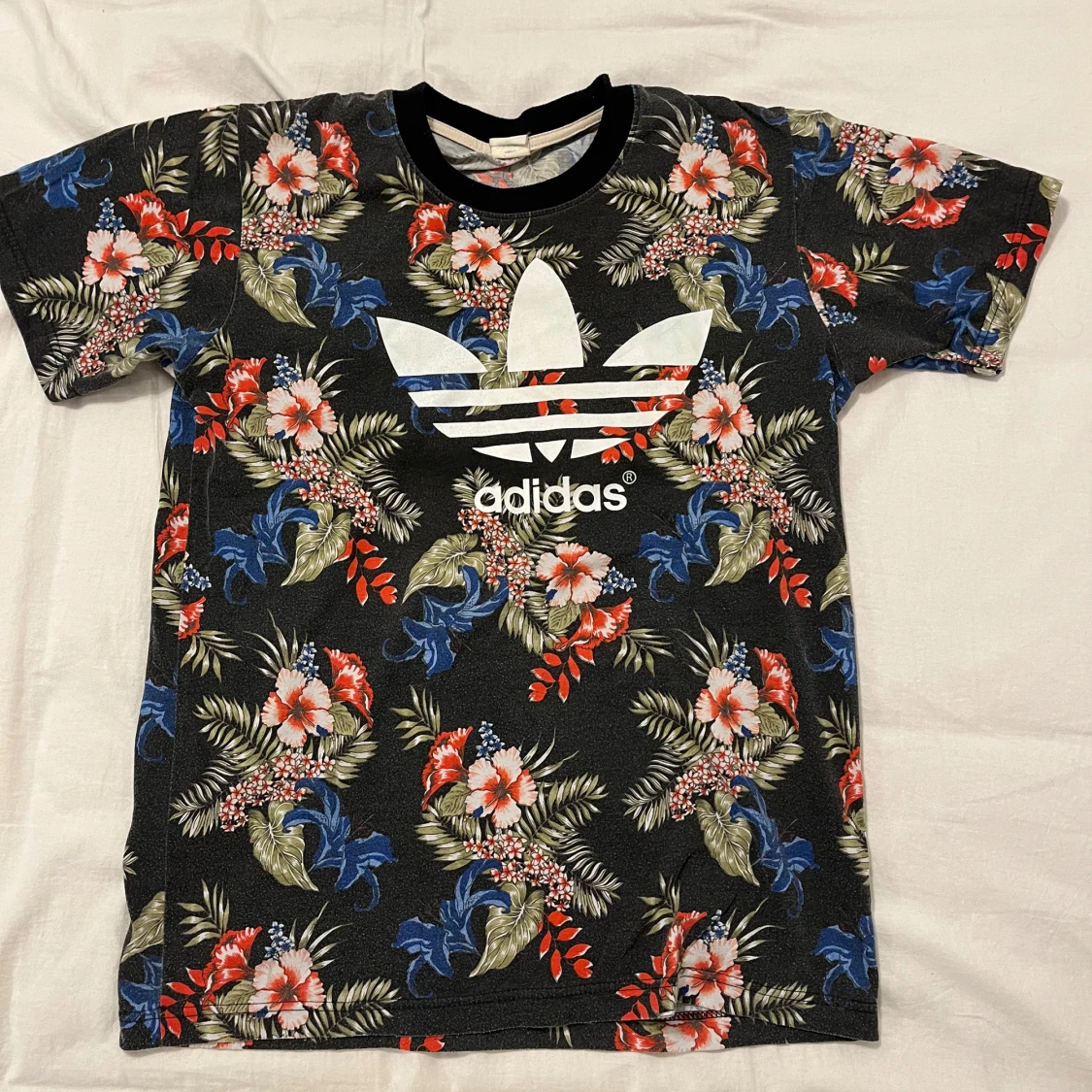 Blommig t-shirt från Adidas