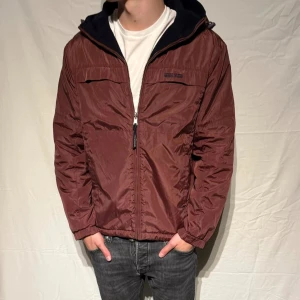 Woolrich Windbreaker - Sjukt fet windbreaker från woolrich i väldigt fint skick. Jackan är fodrad med fleecematerial och funkar till lite kyligare väder men är också optimal för våren. Storlek L men passar M. Nypris: Ca 4000kr. Mitt pris: 750kr. Pris kan diskuteras vid snabbt köp. Hör av er om några frågor! 