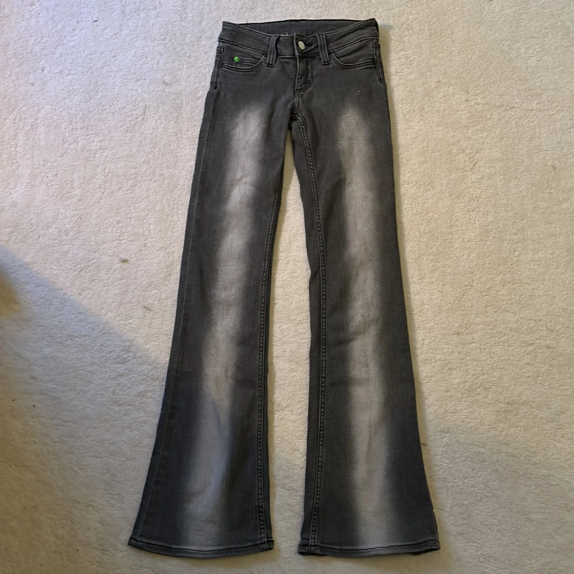 Grå bootcut jeans från Cheap Monday