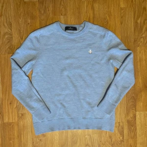 Morris Merinoullströja - Säljer min jättefina ljusblåa merinoullströja från Morris då den krympt lite i tvätten och blivit för liten. ⚜️Längd på tröjan 53 cm. Den passar dig mellan 140-150 cm lång nu. ✅ Frågor? Tveka inte på att skicka ett meddelande! 😊