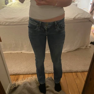 Blåa, low waist jeans från LTB - Superfina blåa, low waist jeans från LTB (modell valerie). Älskar dessa men de är för små/korta för mig. Har litet igensytt håll på vänstra ben.