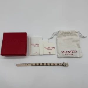 VALENTINO ARMBAND - Nytt Valentino armband - Tillbehör: Box, påse, kort, extra nitar - Skick: 9,5/10 - Nypris ca 3500 - deluxecloset 
