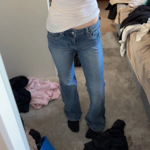Blå bootcut jeans  - Säljer ett par klassiska blå bootcut jeans. Perfekta till vardags och lätta att matcha med olika toppar💕 Säljer då dem är för stora för mig!💕