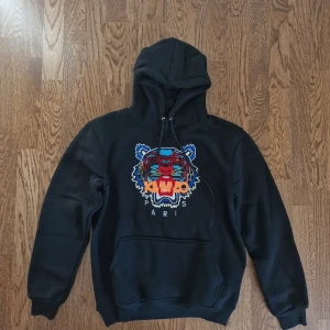 Kenzo Hoodie - Resnar min garderob så säljer min Kenzo Hoodie som jag inte använt på länge. Den är I storlek M och i mycket bra skick. Släpper den för 399