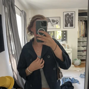 Tunn kappa - Så snygg vårjacka tunn kappa med kortare ärm. Lånade bilder