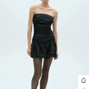 Svart kort klänning - Säljer denna superfina klänning från mango pga att den tyvärr är för stor💕💕nypris 699kr aldrig använd❣️