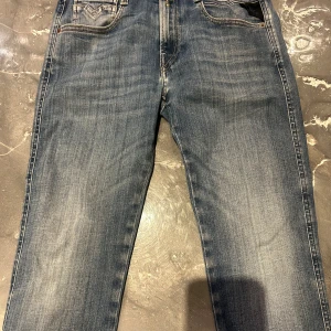 Blå Replay jeans straight fit - Säljer ett par klassiska blå jeans från Replay med raka ben och normal passform. Jeansen är väldigt fint skick