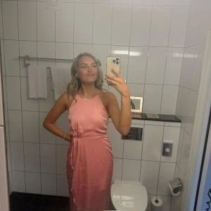 Vacker rosa klänning  - Säljer en super vacker lång klänning som jag bar vid ETT tillfälle på ett bröllop 💒 Normal i storleken, dragkedja bak, innerkjol och slits nedtill