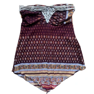 Vintage mönstrad tubtopp med virkade detaljer - Cool tubtopp med träpärlor. Passar en XS-S 