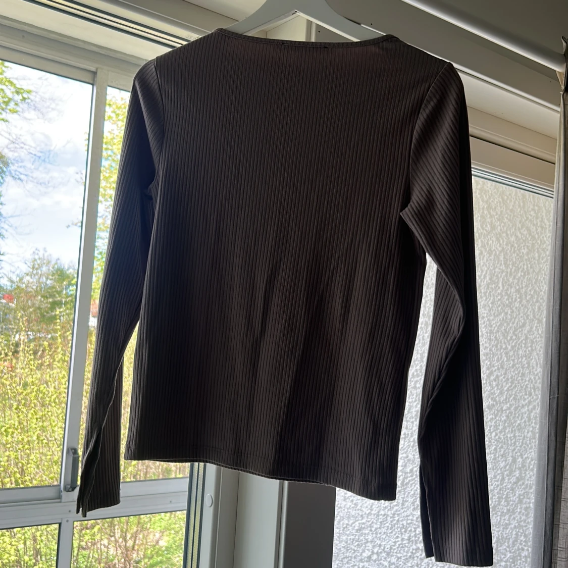 Ribbad långärmad topp i brun - 1