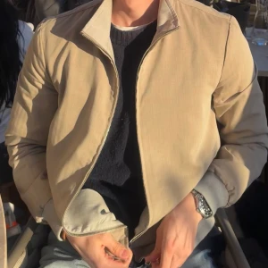 Doriani Wood Cotton Silk jacket - Beige Herringbone Wool Cotton Silk Jacket från Doriani i storlek 48. Nypris är ca 11 000. Säljer denna för 2000kr. Kvitto finns och denna är inköpt från Lund&Lund. Använd fåtal gånger och är inköpt för ca 2 månader sedan. Tar emot bud.