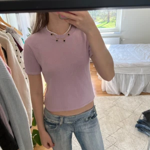 Stickad t shirt Zara - Jättesöt lila-rosa stickad t shirt från Zara i mycket bra skick! Hör av dig för fler bilder🥰