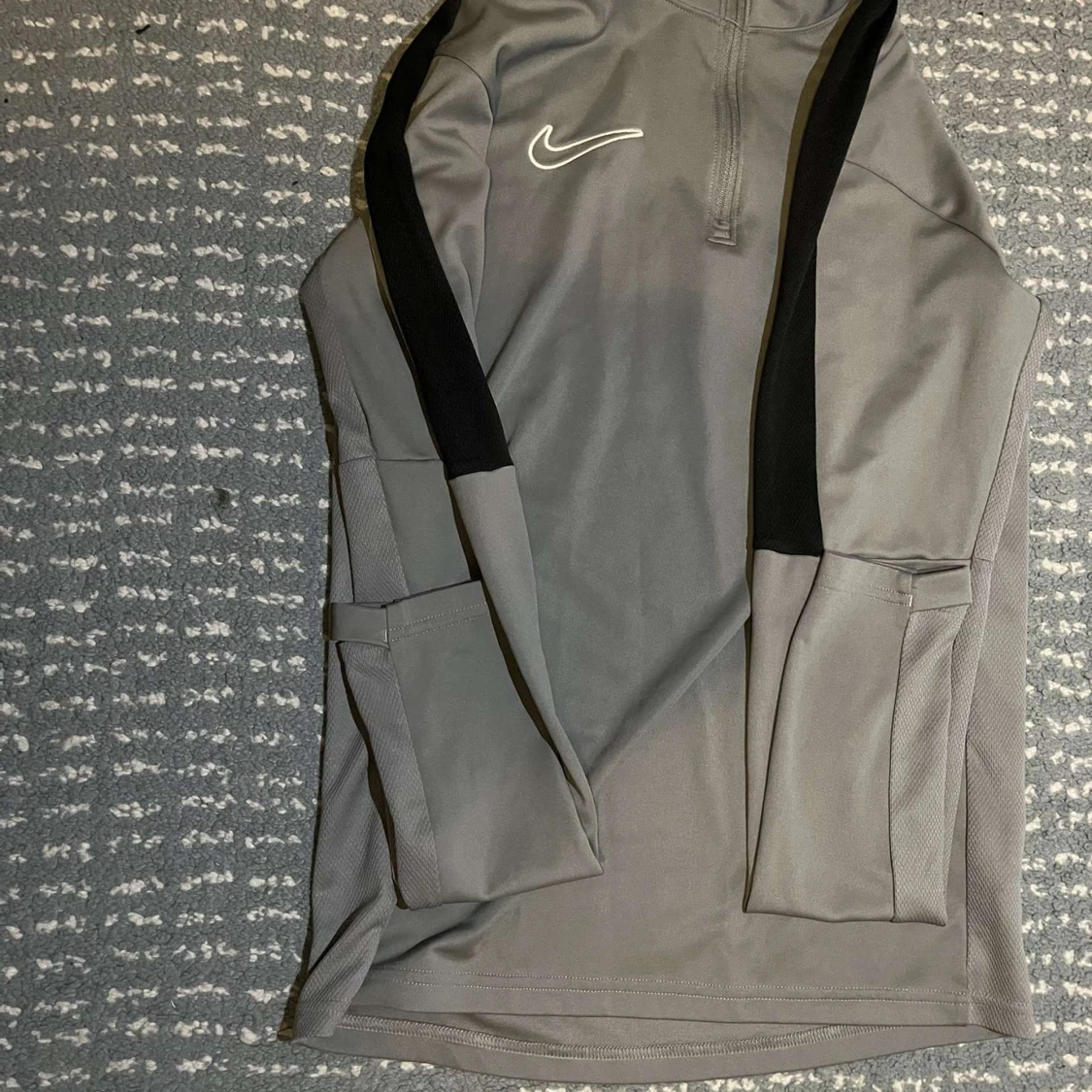 Grå träningströja från Nike med svarta detaljer