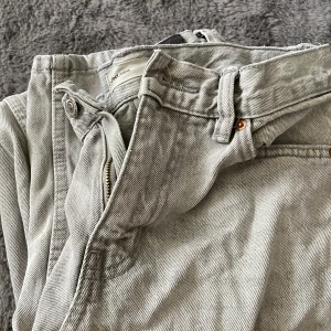 Grå jeansbyxor - Snygga grå jeansbyxor med en klassisk design. De har en normal passform och är perfekta för en avslappnad stil. Byxorna har fickor både fram och bak samt en knapp- och dragkedjestängning.
