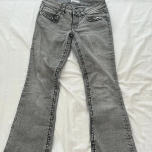 Gina tricot y2k jeans  - Dem har fickor där bak. Kostar 499kr. Använda bara ett par gånger. Inga skador. Utsvängda 