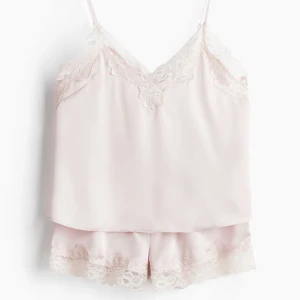 Ljusrosa satinset med spetsdetaljer - Ljusrosa satinset med linne och shorts, båda med fina spetsdetaljer🩷