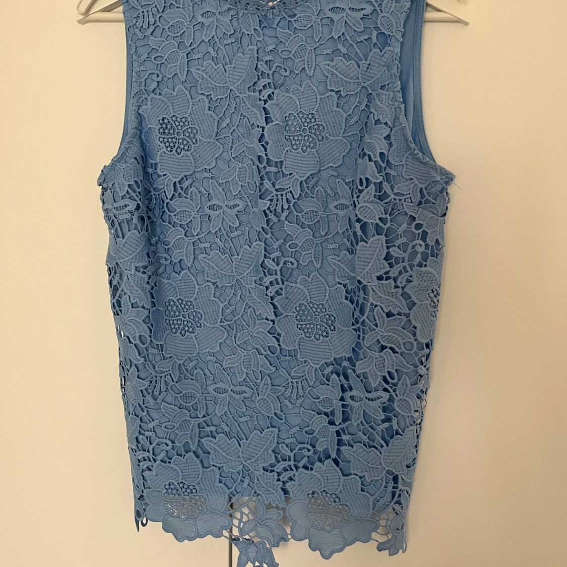 Blå spetsblus med blommönster - 1