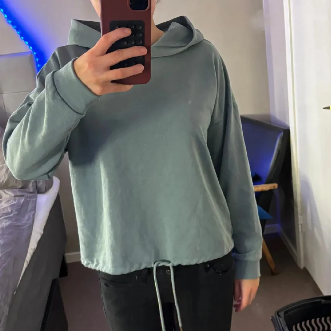 Grön croppad hoodie från ETIREL - 1