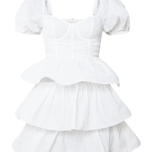 Studentklänning - Superfin vit kortklänning som passar perfekt nu till studentiderna från PLT. Helt oanvänd endast testad (prislappen är kvar) Säljer då den var för stor för mig