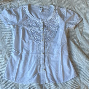 Vintage blus skjorta med spetsdetaljer - Superfint skick! 💞